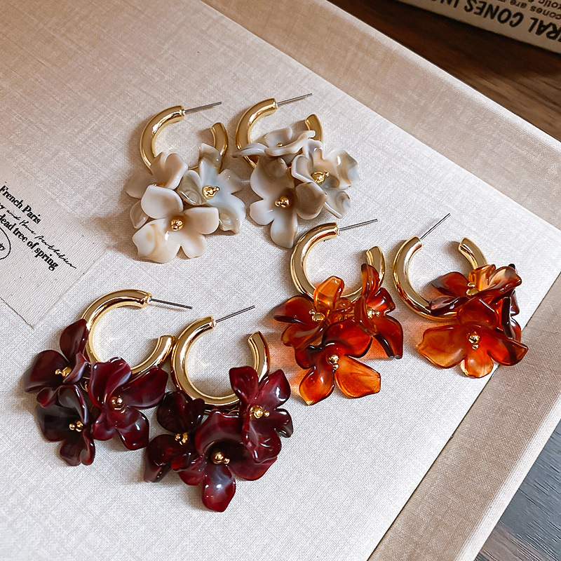 Cluster Stud Ear - ต่างหูทรงดอกไม้แบบกลุ่มสไตล์วินเทจ อะคริลิก ต่างหูห้อยระย้า ดีไซน์หรูหรา รูปทรงตัว C