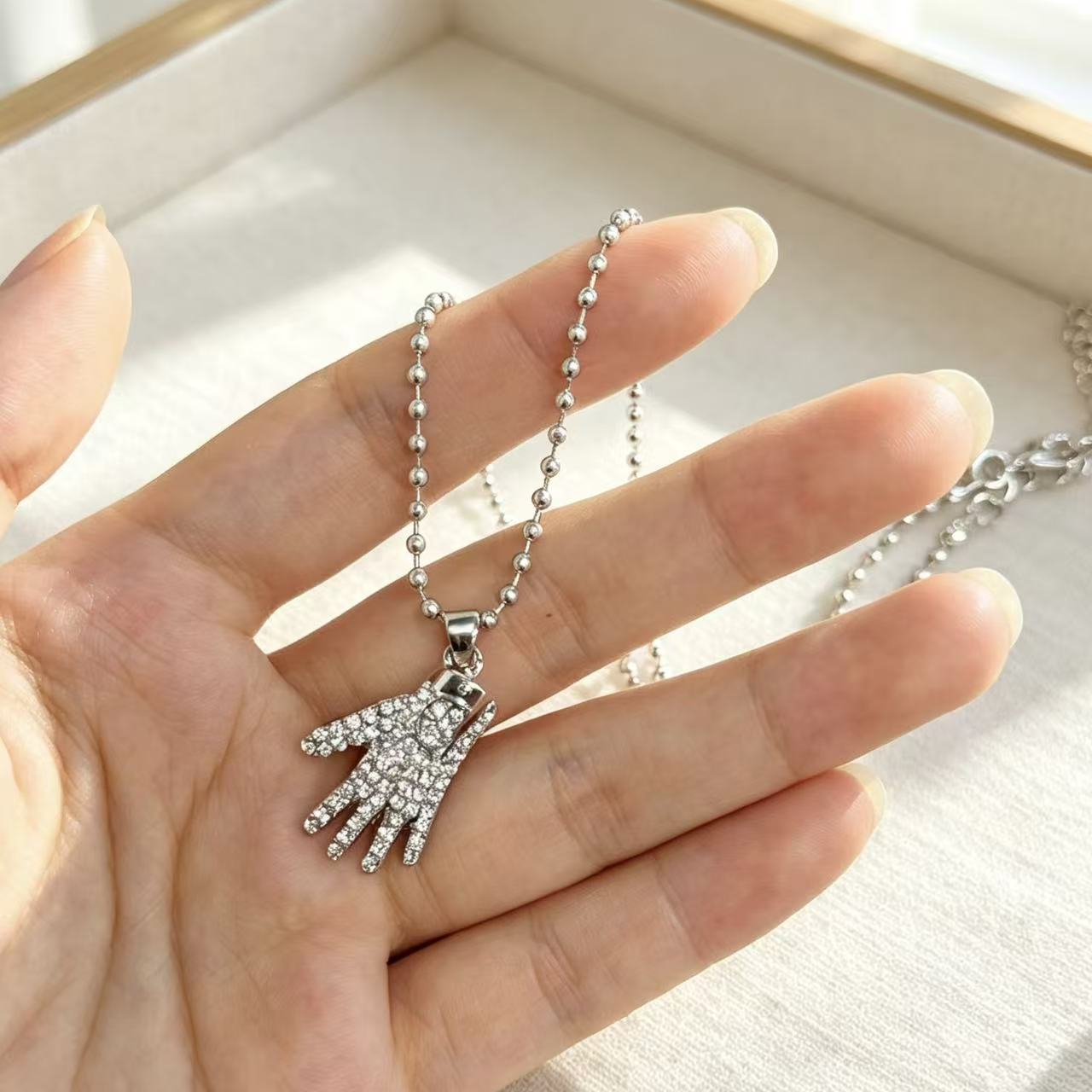 Body Jewelry Unique - สร้อยคอพร้อมถุงมือไมเคิล แจ็คสัน ประดับเพชรเต็มตัว เครื่องประดับเฉพาะตัวสำหรับทั้งชายและหญิง ดีไซน์โดดเด่นไม่ซ้ำใคร สายคล้องคอรูปฝ่ามือ