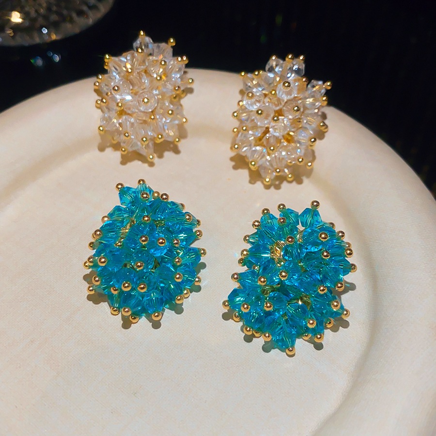 Cluster Stud Ear - ต่างหูแบบติดหูประดับลูกปัดสีดำสุดหรูหรา งานถักมือทรงกลม เครื่องประดับหูเก๋ไก๋สำหรับงานปาร์ตี้และแฟชั่นในชีวิตประจำวันสำหรับผู้หญิง