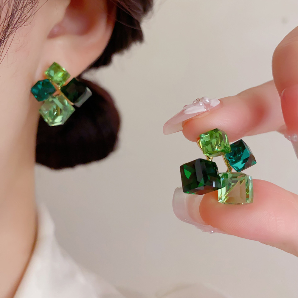 Cluster Stud Ear - ต่างหูทรงลูกบาศก์สีเขียวมรกตทรงเรขาคณิต ประดับคริสตัลหลายเหลี่ยม สะท้อนแสงสวยงาม ทันสมัย