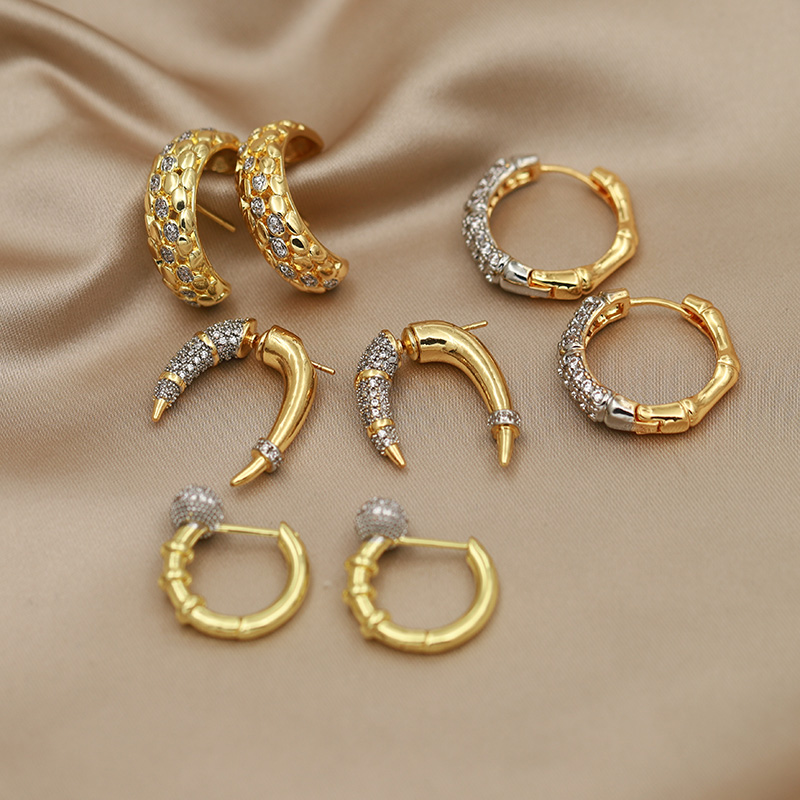 ต่างหูคริสตัลทรงเรขาคณิตดีไซน์ - Body Jewelry Unique บทวิจารณ์และราคา