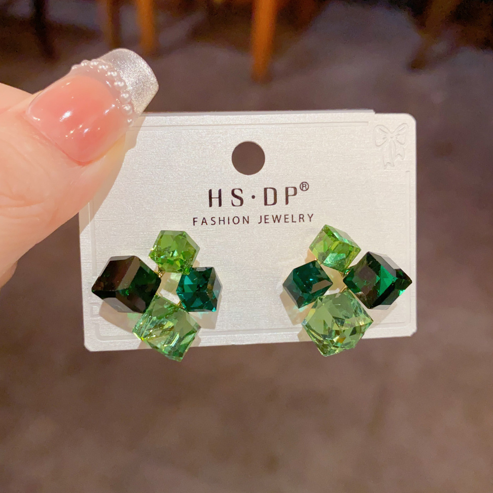 ต่างหูทรงลูกบาศก์สีเขียวมรกตทร - Cluster Stud Ear บทวิจารณ์และราคา