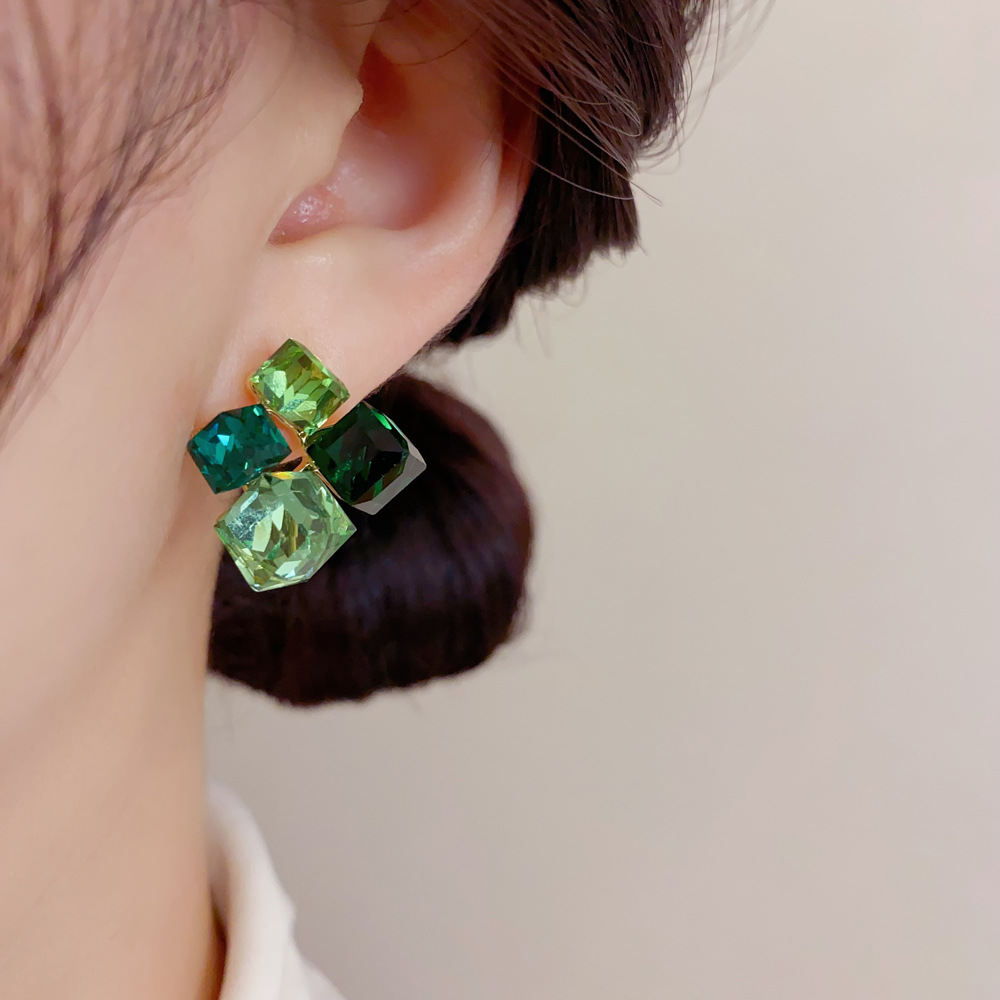 ต่างหูทรงลูกบาศก์สีเขียวมรกตทร - Cluster Stud Ear บทวิจารณ์และราคา