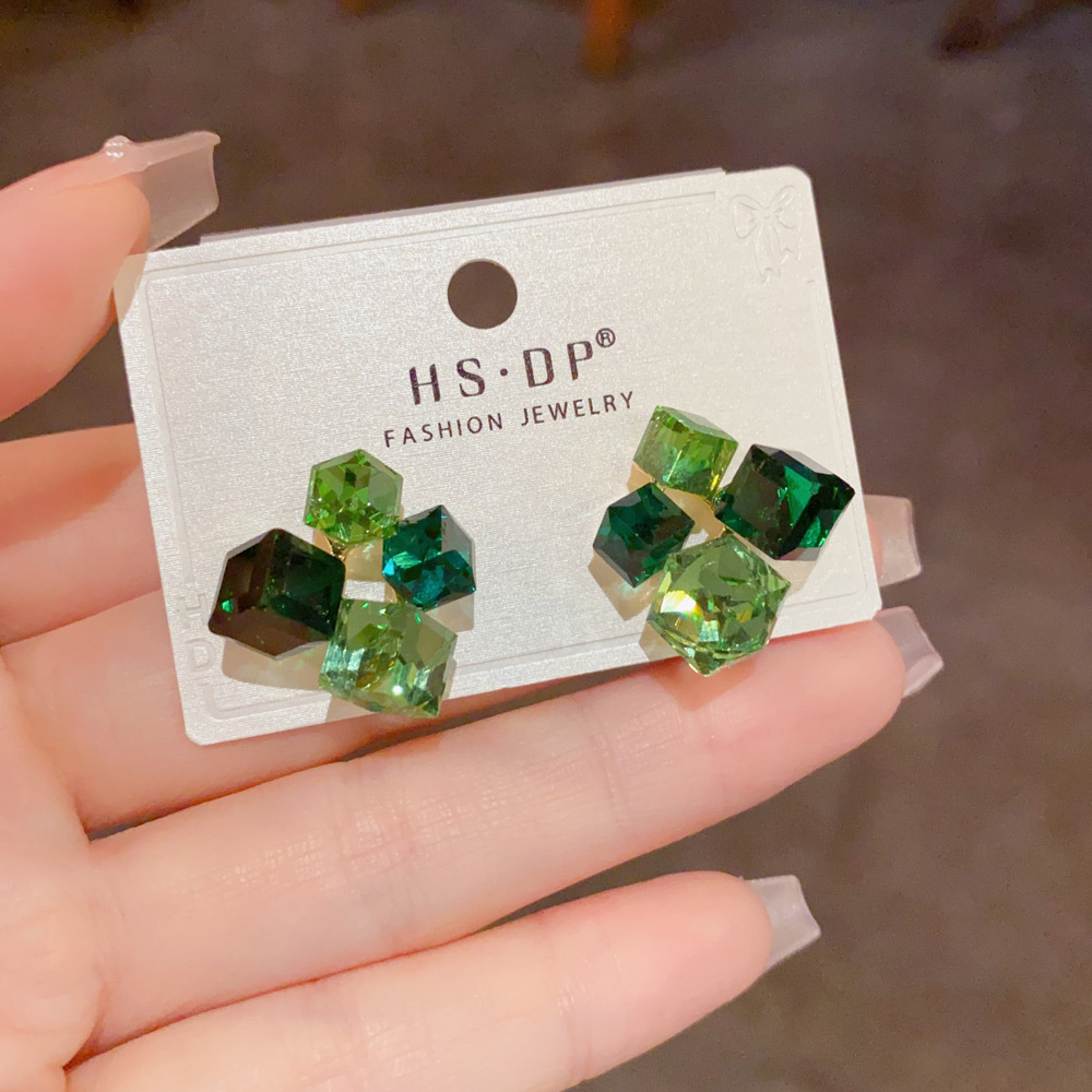 ต่างหูทรงลูกบาศก์สีเขียวมรกตทร - Cluster Stud Ear บทวิจารณ์และราคา